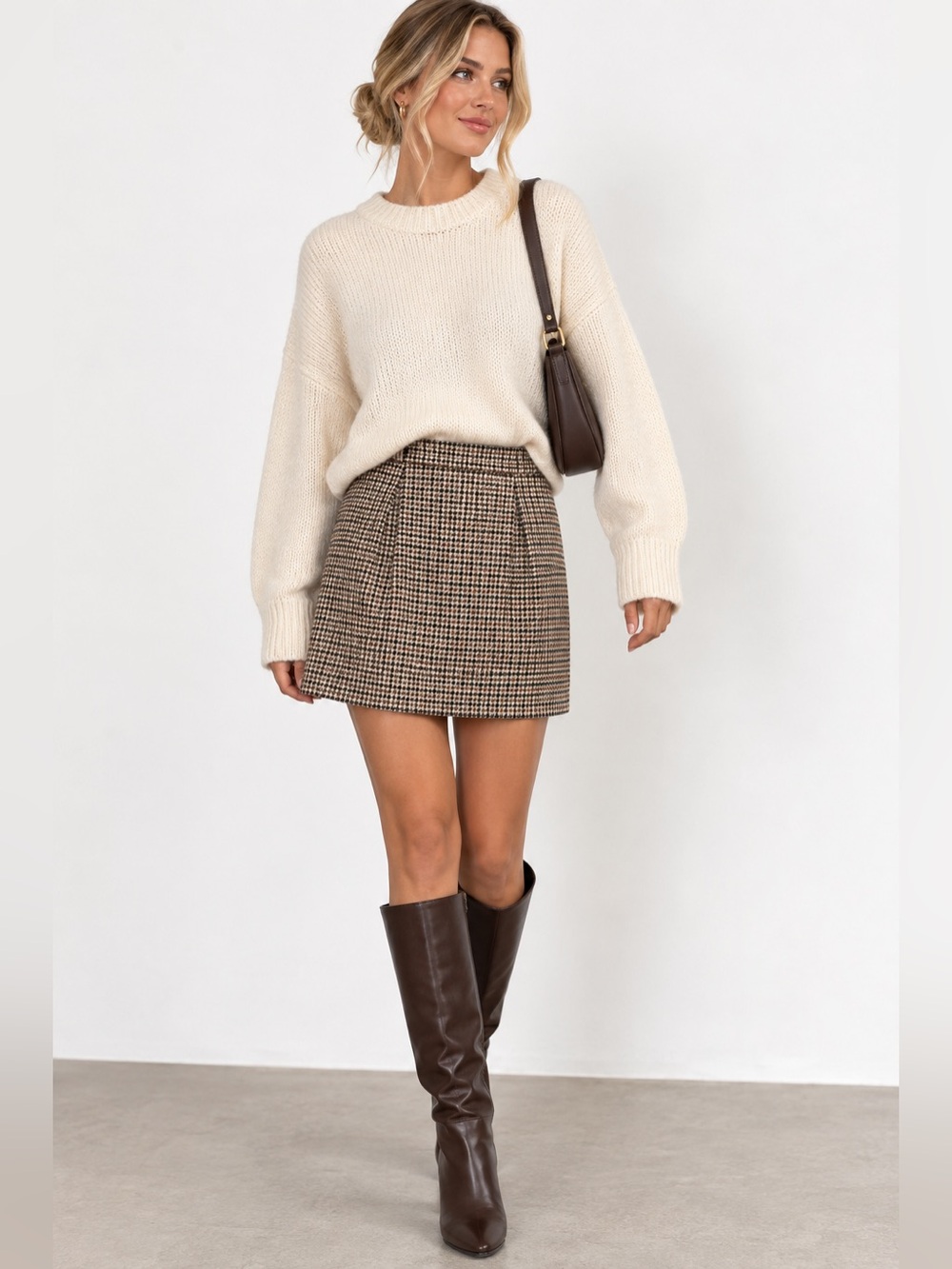 Classic H&M houndstooth mini skirt in women’s size 8. 🤎